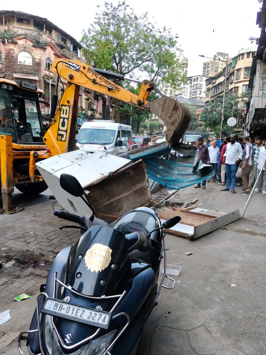 richapintoi's tweet photo. BMC’s demolished 11 illegal encroachments along Sardar Vallabhbhai Patel Road (SVP Road) in Girgaon, Bhuleshwar, Charni Road and Nagpada as a part of its Pedestrian First drive. https://t.co/btSQu3wZ1o