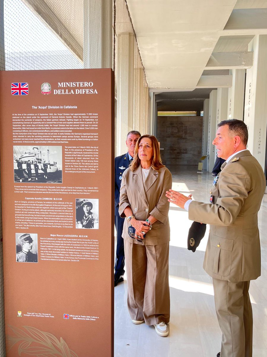 isabellarauti's tweet photo. 📍 Bari | Sacrario Militare dei Caduti d’Oltremare

🇮🇹 Rendo omaggio  al Sacrario Militare dei Caduti d’Oltremare di Bari, dove riposano le spoglie di circa  80.000 - cui 45.000 non identificati - militari italiani deceduti  lontano dai confini nazionali. 

🎖️ Il Sacrario accoglie i resti dei Caduti in Albania, nei Balcani, in Africa orientale e settentrionale e di internati periti nei campi di prigionia o di lavoro.
Qui riposano anche le spoglie di alcuni dei caduti a Cefalonia della Divisione Acqui e 42 dell’equipaggio del Sommergibile Scirè. 

🕊️ Nel giugno scorso nel Sacrario sono state traslate le spoglie di 27 soldati italiani morti in Albania durante la Seconda guerra mondiale, di cui 3 sono state identificate e saranno restituite alle famiglie. 

🌿 L’architettura del Sacrario è stata concepita come un abbraccio che accoglie il ritorno in Patria dei resti mortali dei militari periti nei due conflitti mondiali nei territori d’Oltremare ed ha un significato profondo che va oltre il luogo fisico; è il ritorno a casa ed alla Madrepatria e consolida la nostra coscienza nazionale. 

🇮🇹 Onorare la memoria dei Caduti significa ritrovare le radici della storia patria e rinnovare il patto di fedeltà al Tricolore.

🛡️ La cultura della Difesa custodisce la memoria e il ricordo, rinnovando ogni giorno il giuramento e il servizio all’Italia, alle sue Istituzioni e ai valori di libertà, pace e unità nazionale.

@GuidoCrosetto @MinisteroDifesa @Esercito @ItalianAirForce @ItalianNavy @_Carabinieri_ @SM_Difesa 
#Difesa #Memoria #UTCMD #tutela