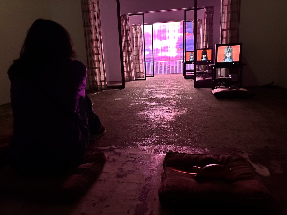 sakura5537's tweet photo. 2回目の終末は特別な夜の祭りに参加。
懐中電灯片手に巡る館内は昼とは違う雰囲気で私的にこちらの方が好み。
つちのこちゃんも見つけたし花子ちゃん（仮）とも遊べたし終幕に向かう息子とお出かけの良き思い出となりました。
後何度一緒におでけけできるかな？
#1999展大阪 
#ナイトミュージアム https://t.co/yEBiXkURk7