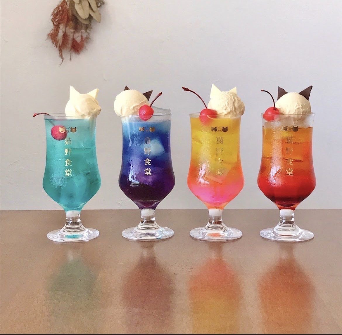 gimjuhui869166's tweet photo. 猫の耳がついた 
カラフルなアイスクリームソーダ 🐱✨

4つの美しい色が並んでいて、
柔らかなアイスクリームに 
猫の耳とチェリーが乗ってきました。

#猫デザート #アイスクリームソーダ #感性飲料 https://t.co/KjPV9YcztE
