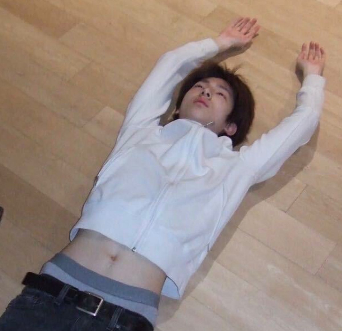 hailey1l's tweet photo. if u were that uncomfortable then why’d u go n post that pic of him on weverse showing off his pretty lil waist 😍ㅋㅋㅋㅋㅋㅋ https://t.co/gJPVjjodKB