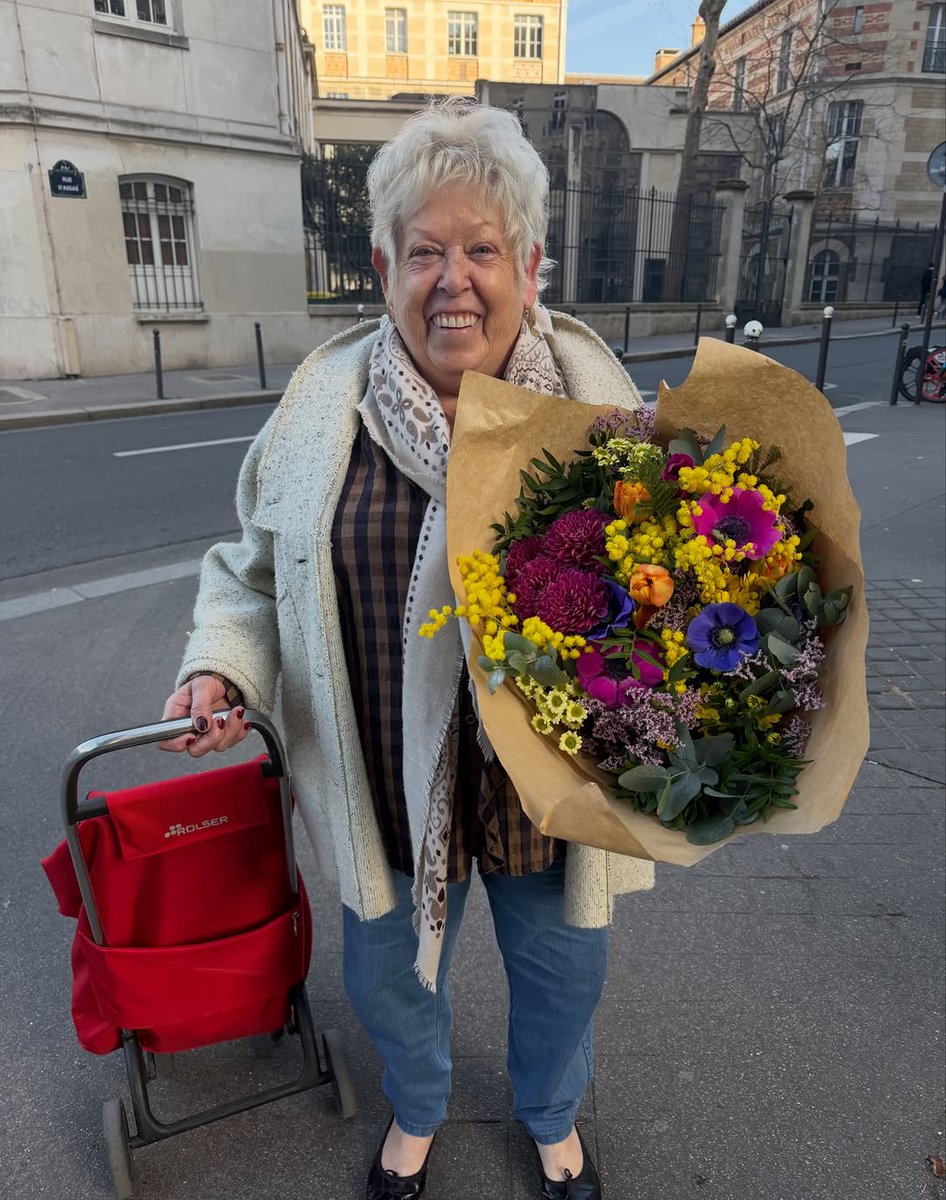 lestudiodan5s8o's tweet photo. Bonne fête à toutes les grand-mères. Profitez d’elles autant que possible ❤️ https://t.co/NTHAieG4an