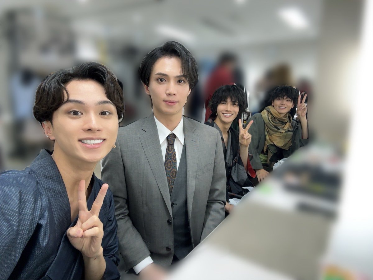 _takuya_yoshida's tweet photo. #ろまたん2026
初日の幕を無事に開ける事が出来ました！
ご来場いただきありがとうございます🙇‍♂️

千秋楽までカンパニー全員で怪我なく走り抜けます！！
この綺麗で素敵な物語を一緒に楽しみましょう✨

楽屋横並びの4人組、大尊敬で最高の栗さん！
明日の公演もよろしくお願いします‼️ https://t.co/oueW5XCe2x