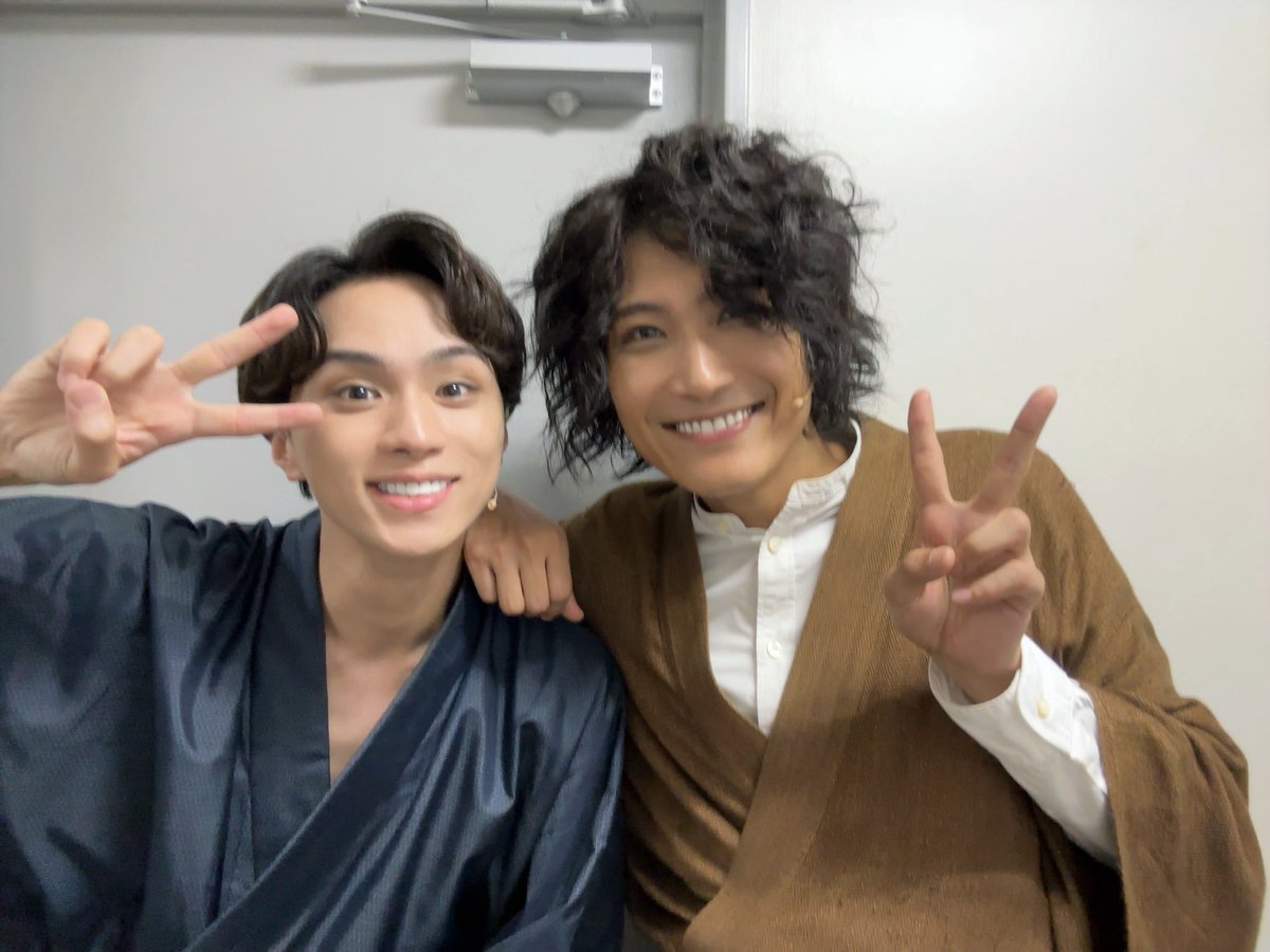 _takuya_yoshida's tweet photo. #ろまたん2026
初日の幕を無事に開ける事が出来ました！
ご来場いただきありがとうございます🙇‍♂️

千秋楽までカンパニー全員で怪我なく走り抜けます！！
この綺麗で素敵な物語を一緒に楽しみましょう✨

楽屋横並びの4人組、大尊敬で最高の栗さん！
明日の公演もよろしくお願いします‼️ https://t.co/oueW5XCe2x