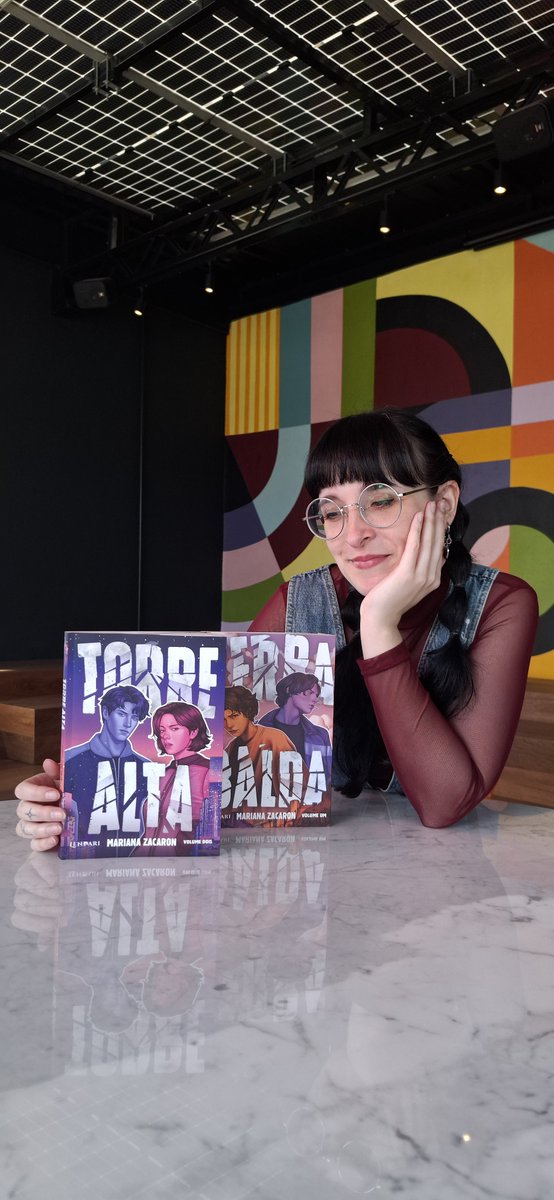 MariZacaron's tweet photo. Vai na Bienal? Quer ler uma distopia new adult supimpa e de quebra combrar uns livros lindos pra colocar na sua estante? Então passa no estande da Lendari e compra meus livros. Satisfação garantida. https://t.co/5gEkr4cNGr