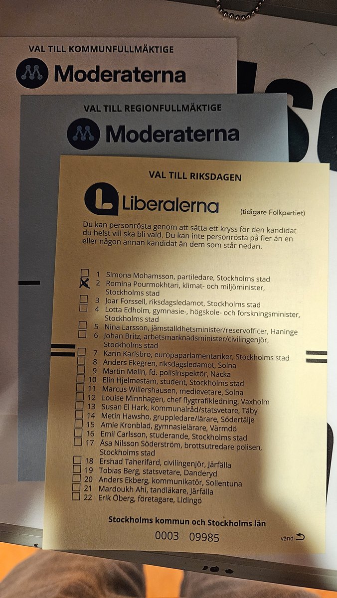 Badgerisi's tweet photo. Har idag genomfört min demokratiska skyldighet. I år gick rösten på L och @RPourmokhtari. Inte för att jag tycker deras politik är bäst, men för att L behövs för en ny högerregering. Sen är både Romina och @SMohamsson fantastiskt duktiga! Hoppas fler högerväljare röstar L nu! https://t.co/e2M2ukJQWF