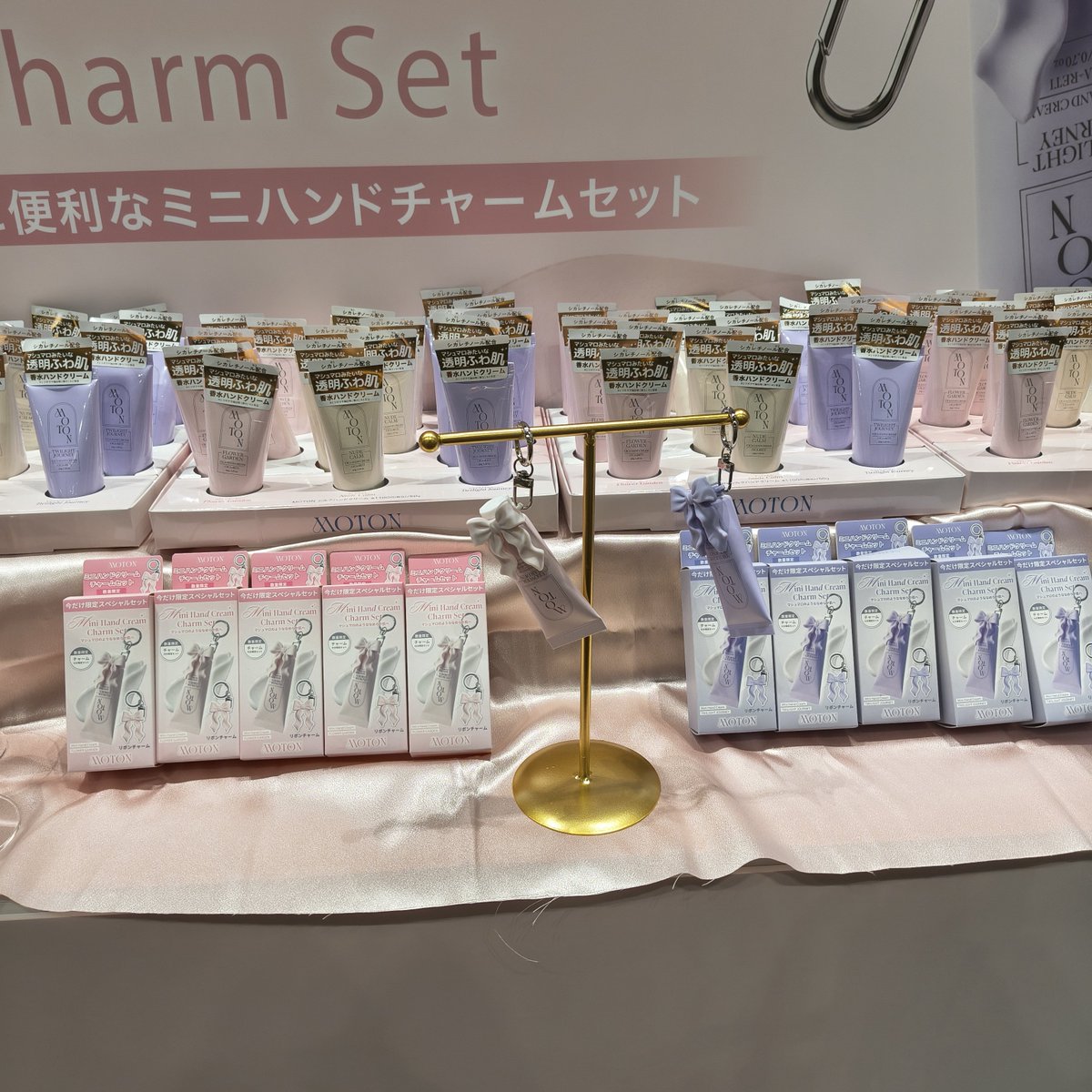 narunaru_f1994's tweet photo. @MimiBeauty__ @LOFT_Official ステージでも紹介していたMOTON様🎀
このミニハンドチャームのチャーム部分はどうやら付け外しが可能らしい…
梅田のロフトに行ったのに買いそびれた🥲
これは可愛くてミニサイズだし、冬前にぜひともゲットしたい💖

#PR#ロフト展示会#ロフトのコスフェス
#ロフトコスメ #MOTON https://t.co/GnmBJIOc2t