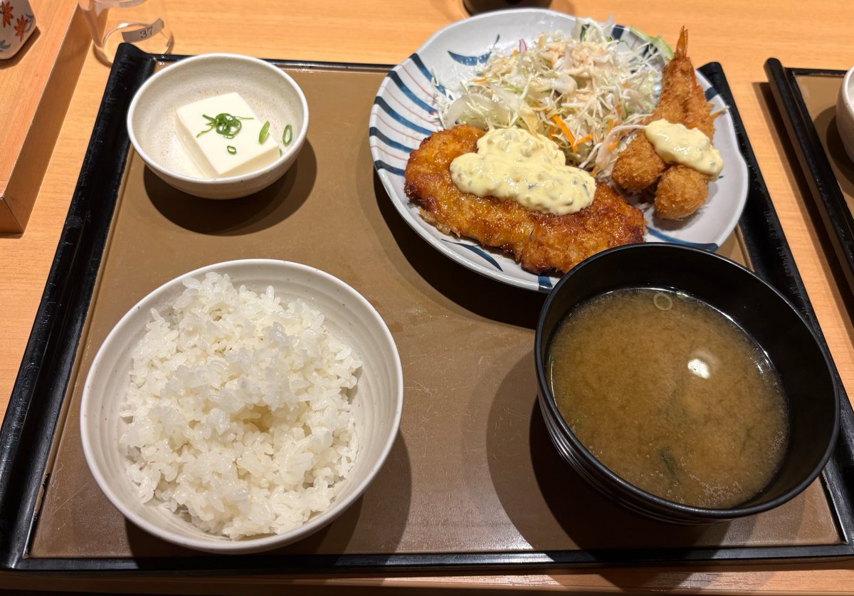 iwamoto_'s tweet photo. フルスタ

メインテキサス

ずっと原点くらいをウロウロし
やきとりさんからフラッシュで
ダブルアップして☺️

FTで原点2倍でした
チップリにみんな飛ばしてもらい
生き残り2位でした
ラストは9ヒットでチップリは
ツーペアでターン9で終了でした

お昼は牛カツ🐮
夜はチキン南蛮エビフライ🐔

おわり https://t.co/pGZEddkXH3