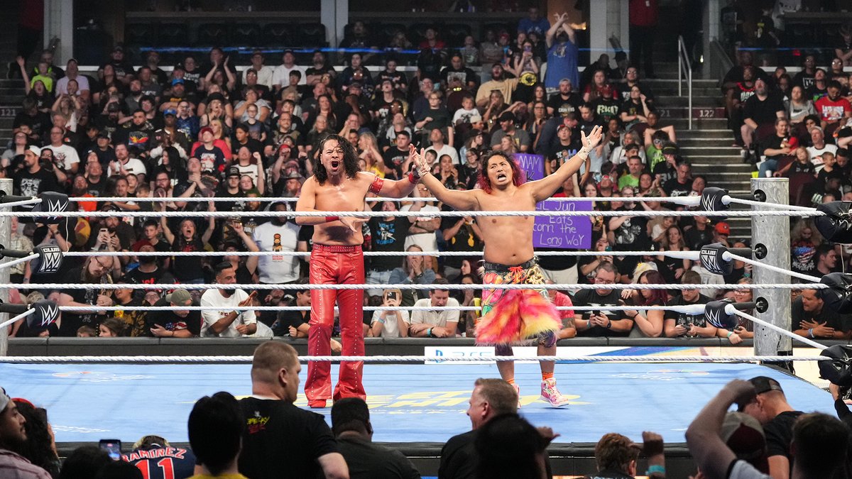 WWEJapan's tweet photo. ついにBAKUSAI始動！
中邑真輔 @ShinsukeN とのタッグでKYOKI @TIMEBOMB1105 がSmackDownデビュー！

見事初陣を勝利で飾る🇯🇵 https://t.co/7X8dwgZriv