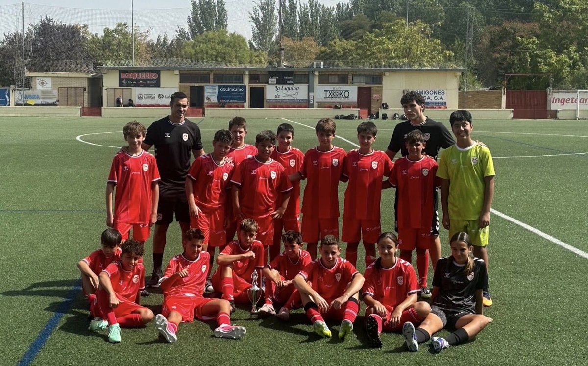 LogroUnitedBase's tweet photo. Nuestro INFANTIL subcampeón en el torneo de Lodosa!!! Muy grandes nuestros chicos y chicas!!!⚽️⚽️⚽️⚽️ https://t.co/lLmM3LjbFe