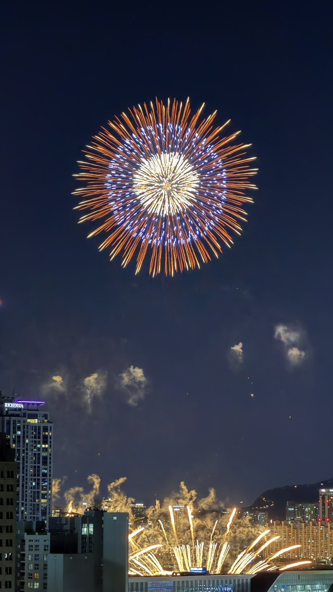 ahztac's tweet photo. 불꽃축제 보고왔숩니다 https://t.co/MvBPdPgMbe