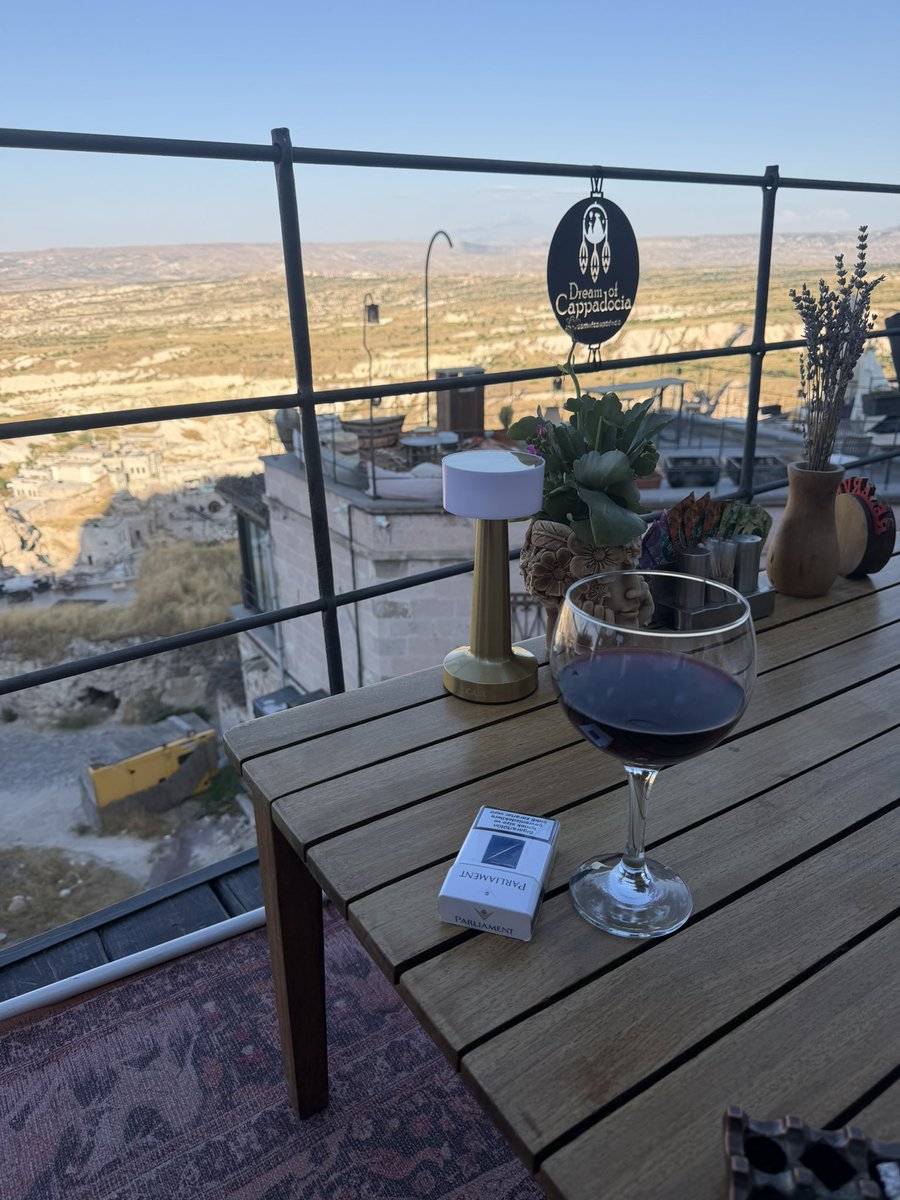 siyahinelli50si's tweet photo. Oturdum şöyle bir Cafe de vişne suyumu içiyorum. 😌🍷

Şaka şaka #Afyon’dayım..😁🫤😅

Yarın da nasipse #İZMİR… 😍🥳✌️ https://t.co/lXDkfKHLrQ