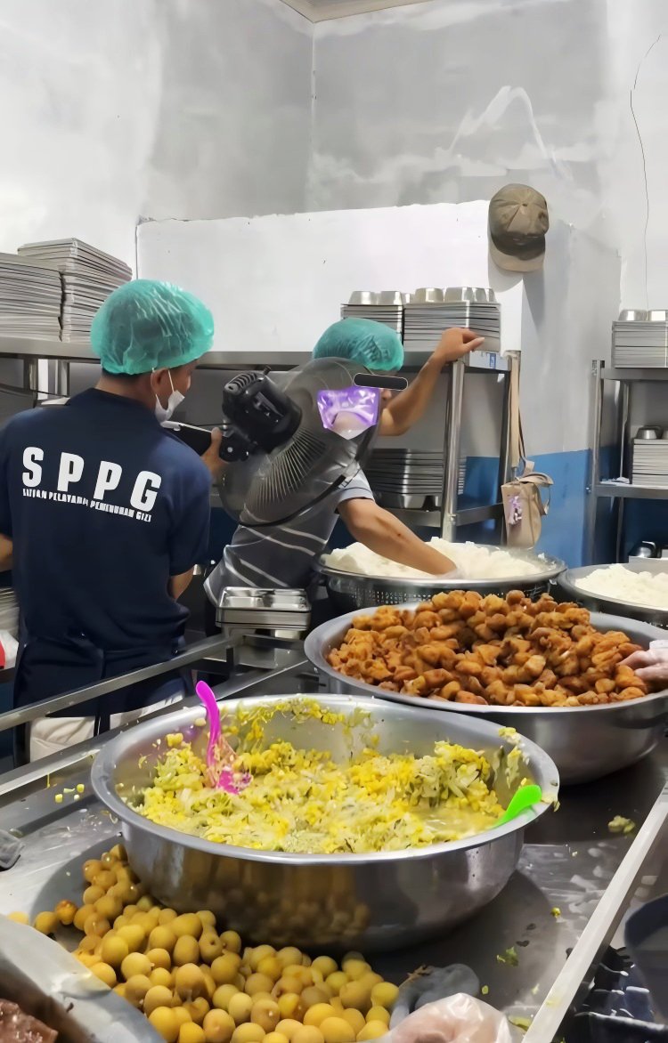 menuembegejelek's tweet photo. Seburuk apa proses masaknya SPPG? Seburuk ini, dan bahkan, banyak yang sangat amat jauh lebih buruk. 🙂 https://t.co/PKLVQ4PWLA