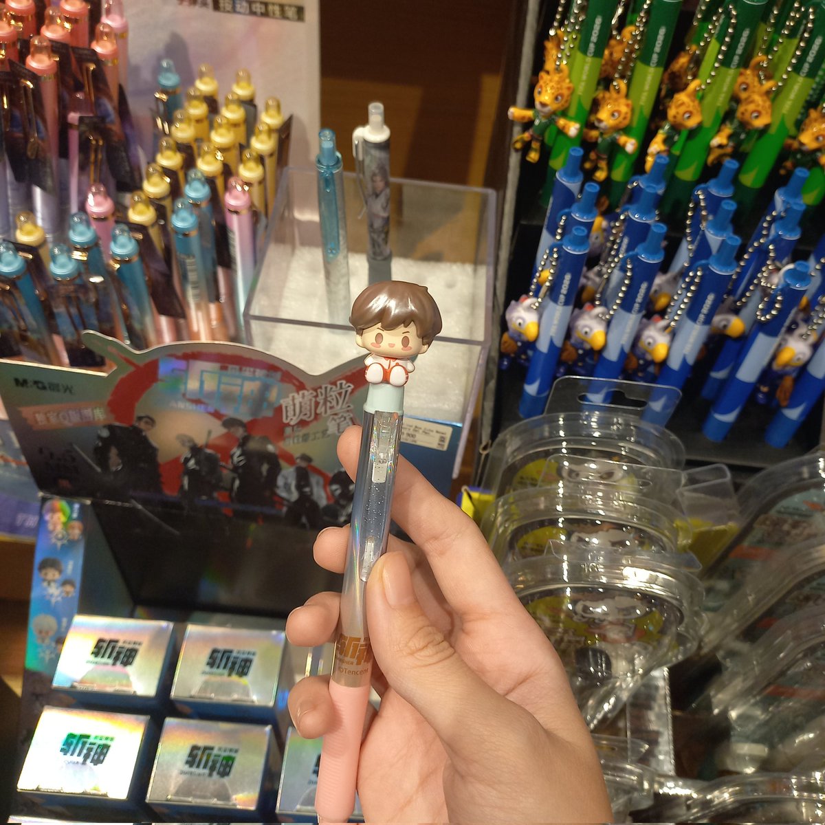 jinniyoonbae's tweet photo. masuk m&amp;g life dengan bimbang, gacha lagi gak ya nyari qiye/nyx.., ternyata qiye yang ini jadi display 💔😓 https://t.co/aIhZZ3xIZb