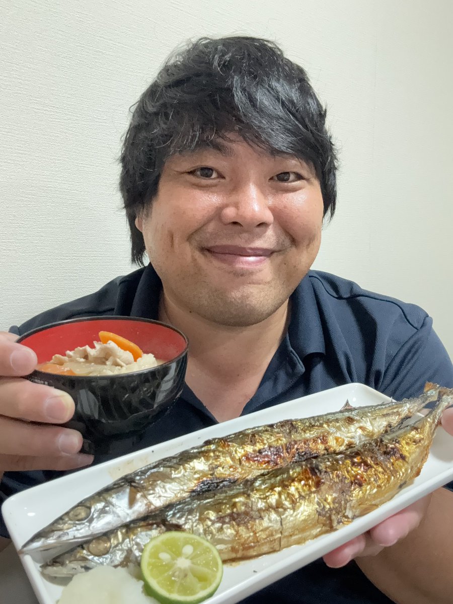 hezuruy's tweet photo. 本日の晩御飯は秋刀魚と豚汁です。 
これぞ日本の秋が代表する食卓ではないでしょうか。
秋刀魚は自分が小さい頃は100円を切っていたのに今では300円前後が普通に。
この味を何としてでも次の世代に残さなければなりません。
政府は増税ばかりするのではなく食の問題こそ全力でやるべきだろう。 https://t.co/sySdLfgdXd