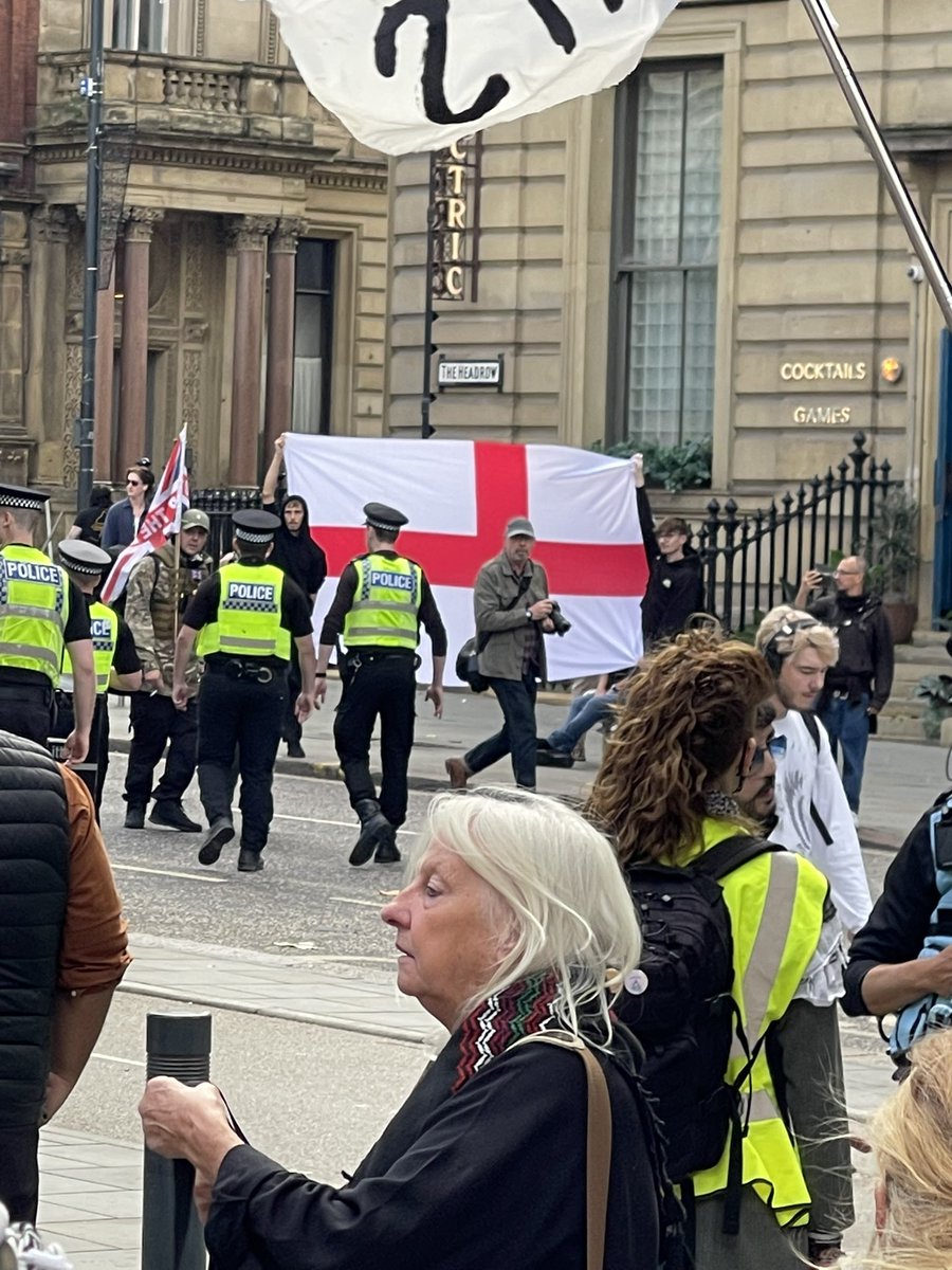 TomPace08's tweet photo. Always happy to show the far right that they aren’t welcome in leeds! ✊✊✊
“Una mattina mi son' svegliato,
O bella, ciao! Bella, ciao! Bella, ciao, ciao, ciao!
Una mattina mi son' svegliato,
E ho trovato l'invasor” etc etc https://t.co/TVVnABrOjD