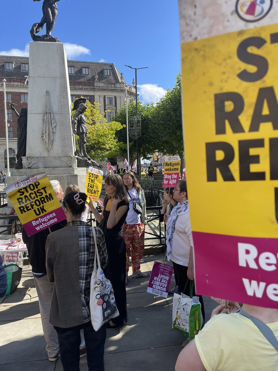 TomPace08's tweet photo. Always happy to show the far right that they aren’t welcome in leeds! ✊✊✊
“Una mattina mi son' svegliato,
O bella, ciao! Bella, ciao! Bella, ciao, ciao, ciao!
Una mattina mi son' svegliato,
E ho trovato l'invasor” etc etc https://t.co/TVVnABrOjD