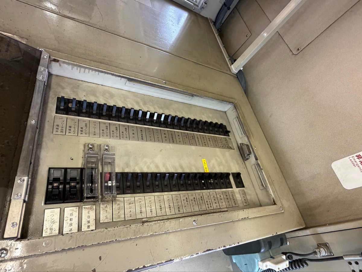 mukin4go's tweet photo. ありがとう115系　G編成とT編成最後の並び展示in下関総合車両日帰り

午後の部② 15時に参加しました。

115系G-01運転台、車内見学

京都鉄道博物館以来拝見出来ました。 https://t.co/vFbAOw1fOn