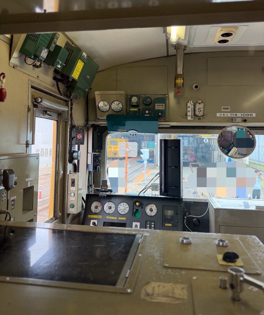 mukin4go's tweet photo. ありがとう115系　G編成とT編成最後の並び展示in下関総合車両日帰り

午後の部② 15時に参加しました。

115系G-01運転台、車内見学

京都鉄道博物館以来拝見出来ました。 https://t.co/vFbAOw1fOn