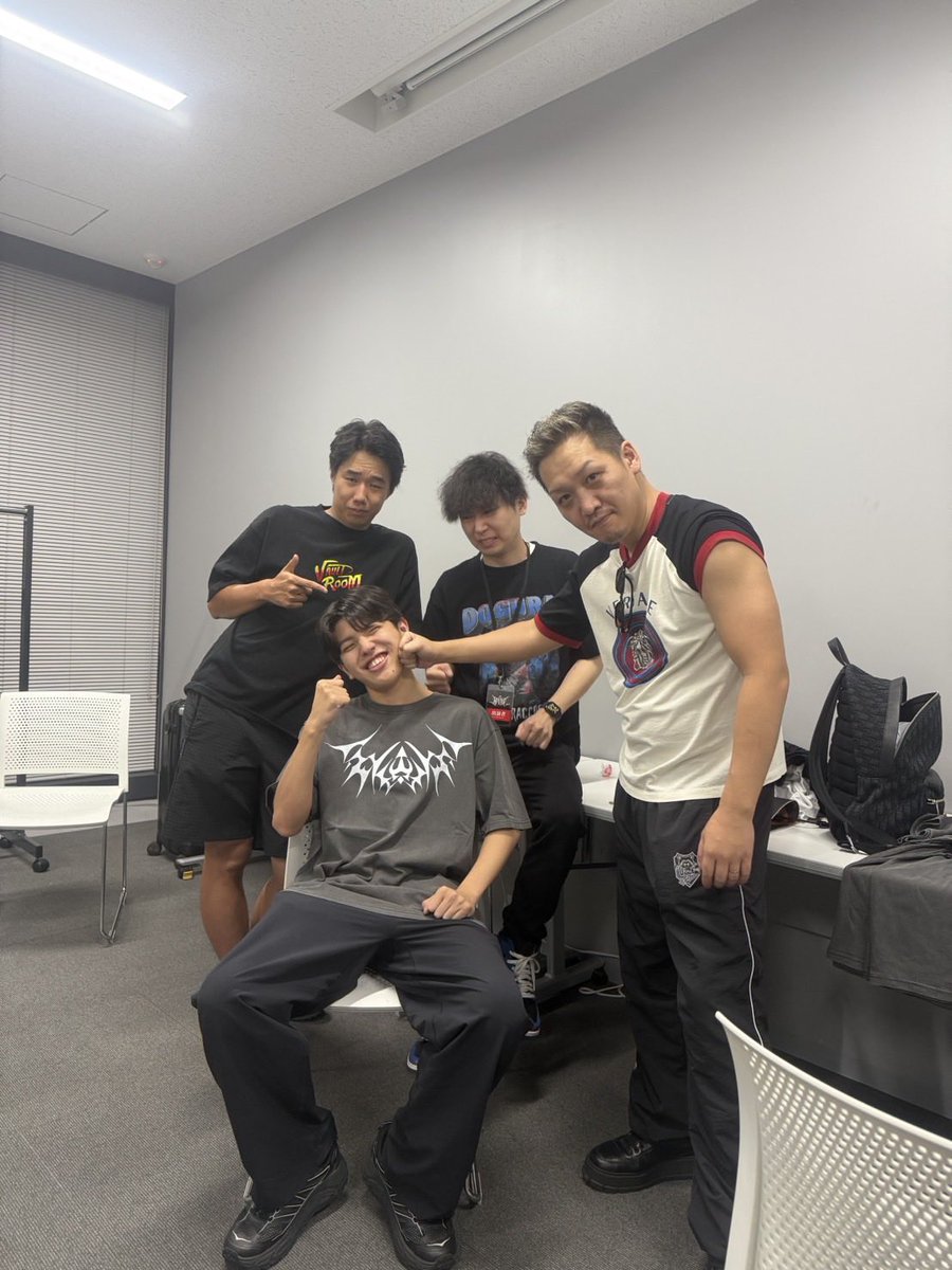 ABCDYY's tweet photo. CR RIVIVE1日目をご覧くださいました皆様、ありがとうございました！
私のスト6は不甲��ない結果でしたが
一人の人として、今回の負けた試合にも勝った試合にも
メンバーに時より"あのゲームが上手い最強集団"の面影が見えて感動しました。
明日も期待してます！

ちなみに裏でガキは倒しました。
win https://t.co/tzw0bRyJH8