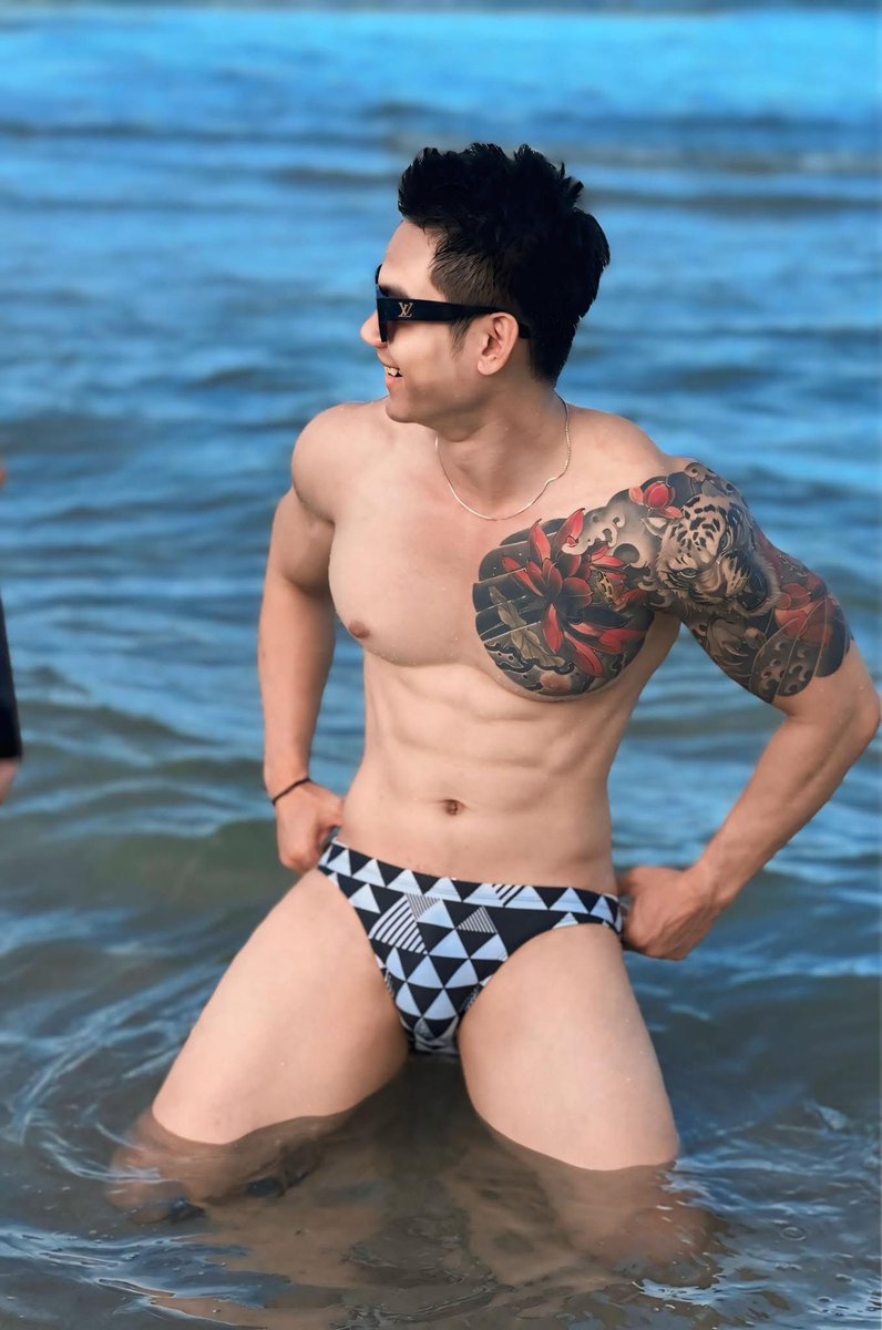 hoangankhai's tweet photo. Chắc hình xăm giống nhau🤣🤣 https://t.co/Vhh23orq57