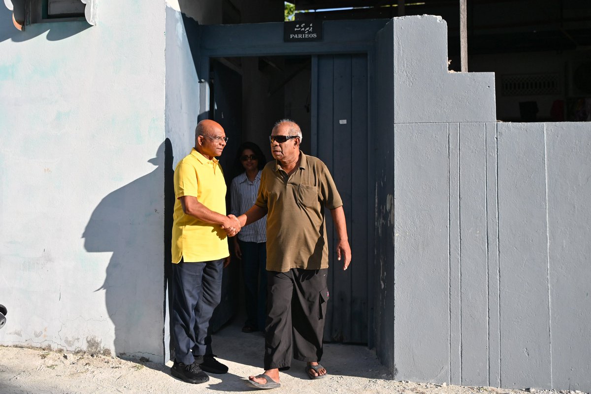 AliIbrahim5sqa's tweet photo. އަބުދުالله ޝާޙިދު ކުޅުދުއްފުށި ސިޓީ އުތުރު ދާއިރާގެ ގޭގެއަށް ޒިޔާރަތްކުރައްވައި، އެ ރަށުގެ ރައްޔިތުންނާ ބައްދަލުކުރައްވައިފި. 💛

#zamaaneeraajje
#zamaanyraajje #fudhuntheriraajje #shahid2028 #MDP #KFC📍 https://t.co/0g5ZawZSnz