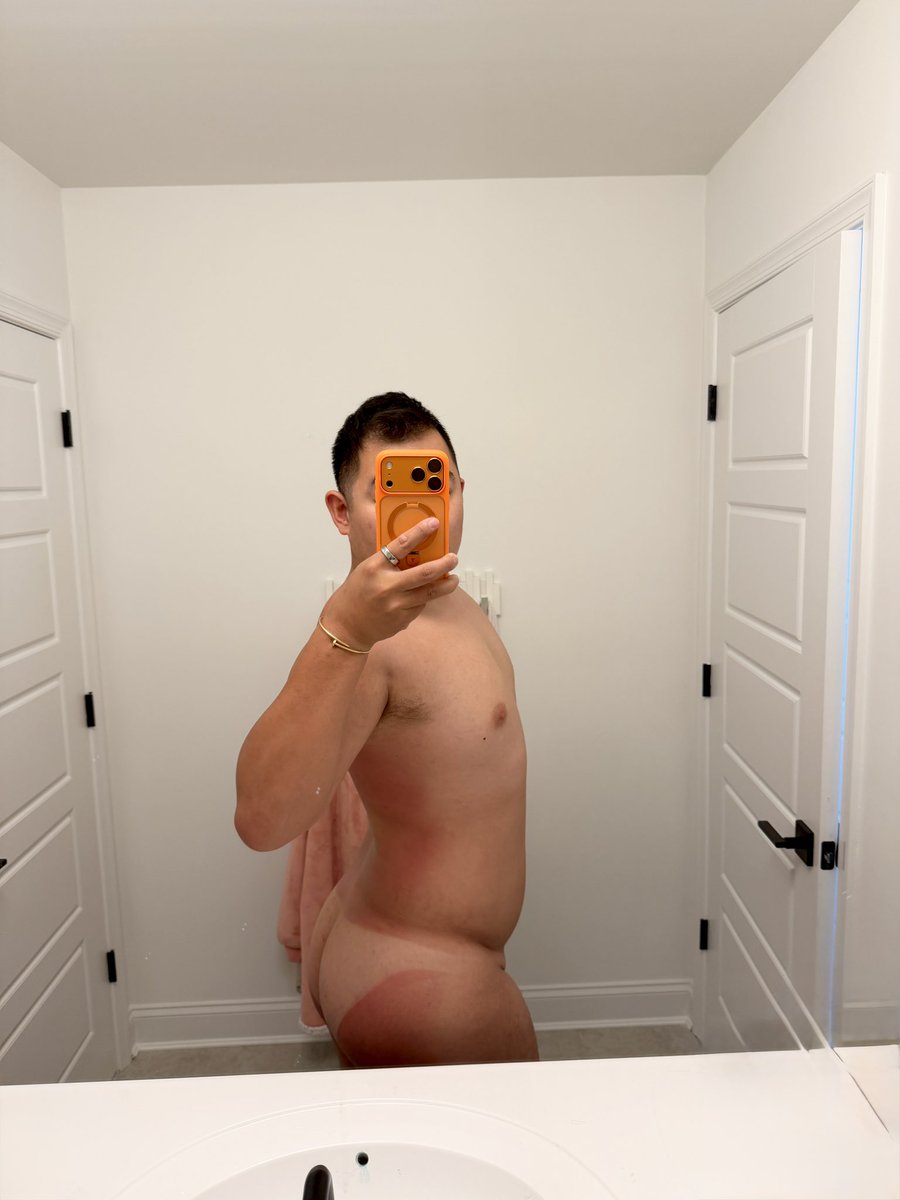 novabunz1's tweet photo. Broiled… when I should’ve roasted☀️🍑🥵 #poodlebeach #sunbuns https://t.co/2jGy0xorN0