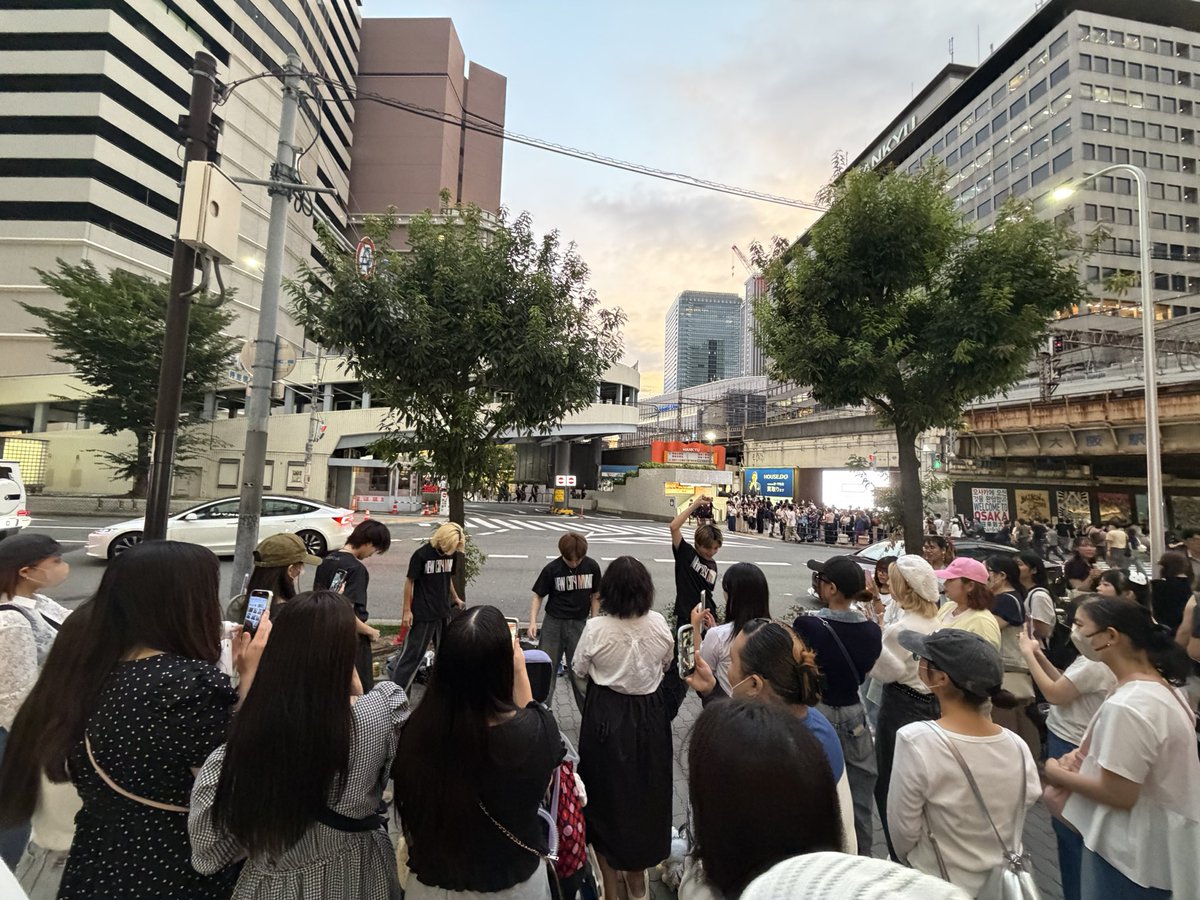 NewCityMvmt's tweet photo. NewCityMvmt✖️MITSUKI
合同STREET LIVE
ありがとうございました！！

沢山の方が足を止めてくださり
少しでも魅力を感じて貰えたと思います✨️

明日は淡路DEALTにて無料定期ライブ
『MOVE IN. vol.2』が開催されます！
今日初めて見た方も楽しめるライブですので
ぜひお越しくださいませ✨️ https://t.co/LBTNuuDXzh