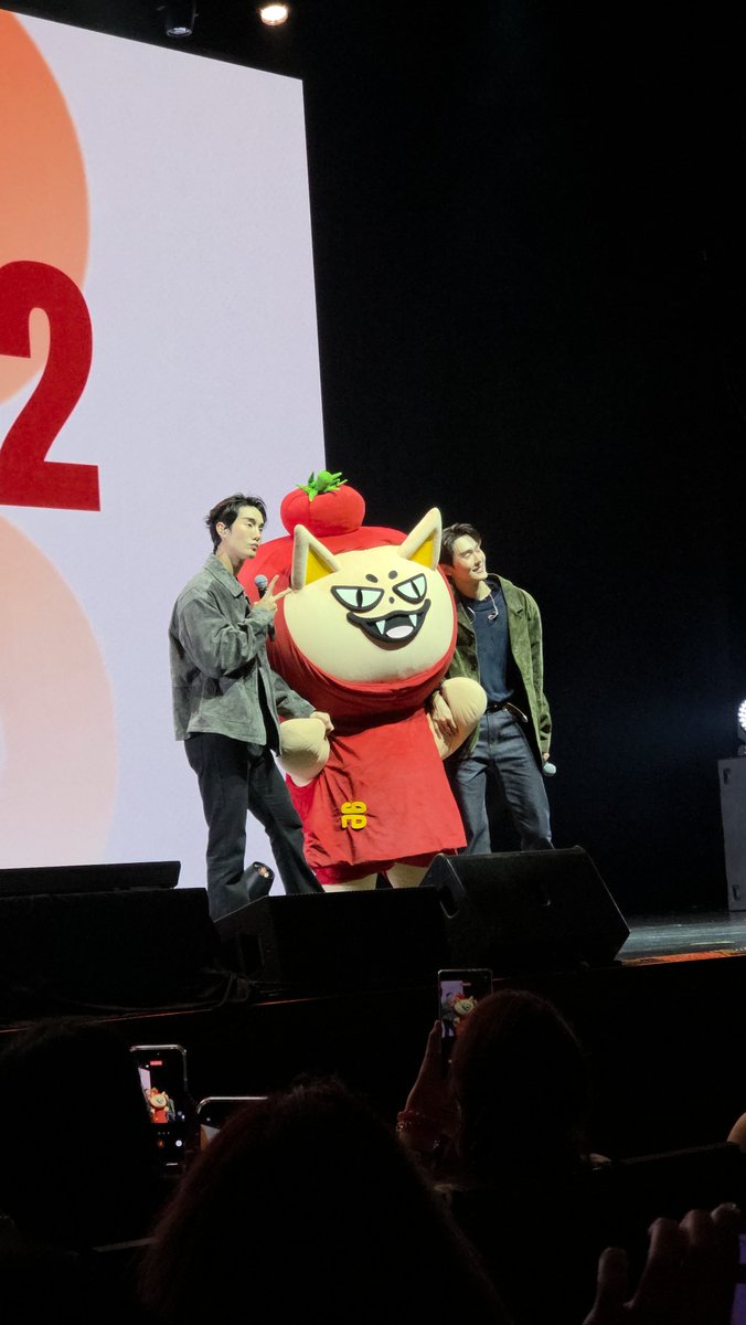 zlvwln's tweet photo. so happy to see ForceBook today. Thank you for coming to singapore na~ love you guys <3
#ForceBookTomafoxXFanday32SG https://t.co/QTg9ZnOfKN