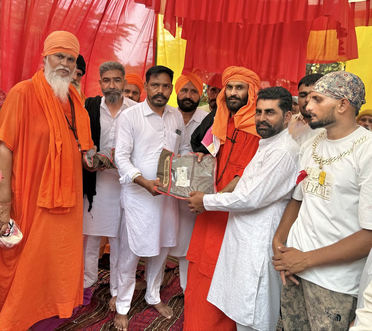 BholenathMahant's tweet photo. आज हमारे पड़ोसी गांव ढेर में नवनिर्माण धाम श्री गोगा मैडी जी धाम पे सभी ग्रामवासियों द्वारा आयोजित भंडारे में शामिल होकर सभी श्रदालुओं के सुखमय जीवन की कामना की और सभी कमेटी मेंबर्स और माननीय सरपंच साहब के नेतृत्व में सभी ग्रामवासियों द्वारा किए गए मान सम्मान के लिए हार्दिक आभार, https://t.co/lwsSgPX4Y3
