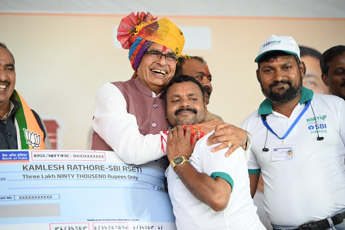 MoRD_GoI's tweet photo. "भगवान किसी को ऊपर से स्पेशल बना कर नहीं भेजता, हम सब के अंदर सारी क्षमताएं, योग्यताएँ, प्रतिभाएँ है, बस अगर सही प्रशिक्षण मिल जायें तो हम चमत्कार कर सकते है।"

-माननीय केन्द्रीय ग्रामीण विकास और कृषि एवं किसान कल्याण मंत्री, श्री शिवराज सिंह चौहान

#MoRD #RSETI #SkillTraining #RuralSkills #SchemesofRD

@ChouhanShivraj @OfficeofSSC @kamleshpassi67 @PemmasaniOnX @PIB_India @MIB_India @kansalrohit69 @AgriGoI @mygovindia @airnewsalerts @PMOIndia @Narendramodi @DDNational