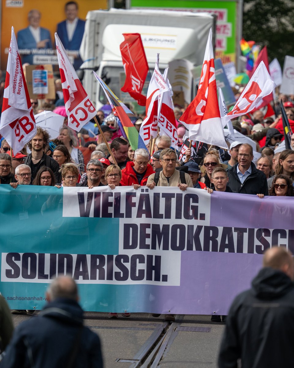 ER_Bund's tweet photo. Deutlich über 10.000 Teilnehmende demonstrieren aktuell unter dem Motto „Sachsen-Anhalt weltoffen“ durch Magdeburg zum Dom und Landtag. Morgen wählt das Bundesland ein neues Parlament. https://t.co/BLu8H7LWUO