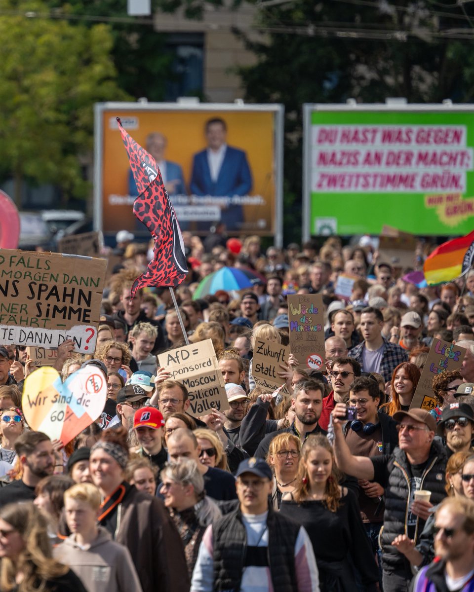 ER_Bund's tweet photo. Deutlich über 10.000 Teilnehmende demonstrieren aktuell unter dem Motto „Sachsen-Anhalt weltoffen“ durch Magdeburg zum Dom und Landtag. Morgen wählt das Bundesland ein neues Parlament. https://t.co/BLu8H7LWUO