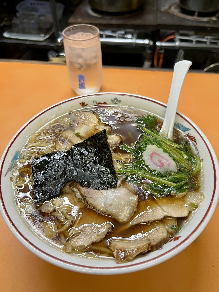 mini2cv's tweet photo. ザ・ビール展での打ち上げの後は、
駅前店へ！
チャーシュー麺大盛に、
ホウレン草増しにしてしまいました！

青島食堂へ寄り道しないと、
戻れません！
ごちそうさまでした！

#青島食堂宮内駅前店 
#青島食堂 
#長岡生姜醤油ラーメン 
#宮内 
#宮内駅 https://t.co/MZVJ74aNjT