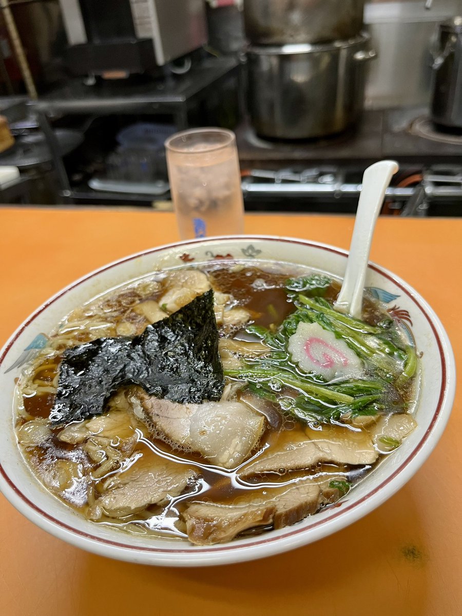 mini2cv's tweet photo. ザ・ビール展での打ち上げの後は、
駅前店へ！
チャーシュー麺大盛に、
ホウレン草増しにしてしまいました！

青島食堂へ寄り道しないと、
戻れません！
ごちそうさまでした！

#青島食堂宮内駅前店 
#青島食堂 
#長岡生姜醤油ラーメン 
#宮内 
#宮内駅 https://t.co/MZVJ74aNjT