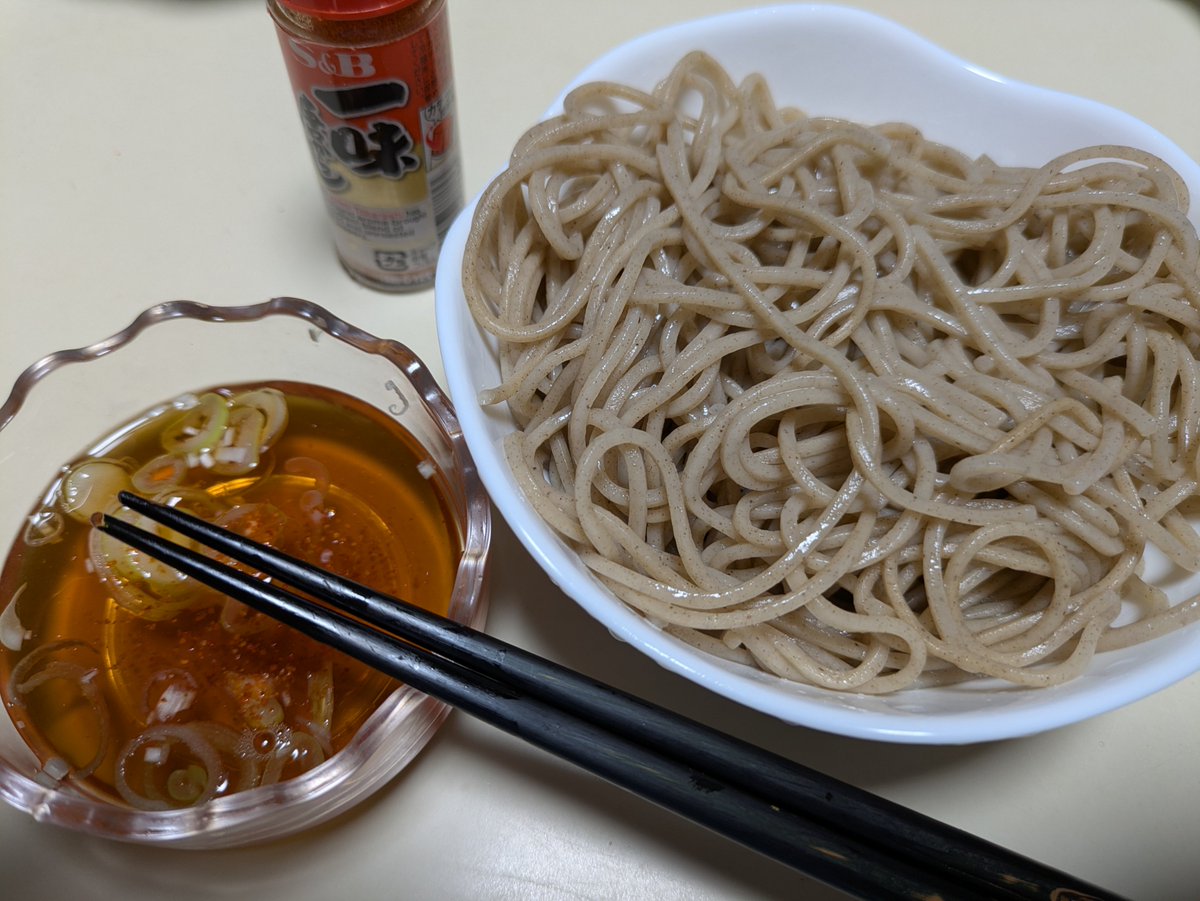 zaogen7's tweet photo. 晩酌。

#晩酌
#かつ丼アタマだけ
#ほうれん草のお浸し
#茄子漬
#一味唐辛子 
#〆
#こんにゃくそば
#酒井製麺
#皆様酔い夜を〜 https://t.co/Kqd6wSwNLr