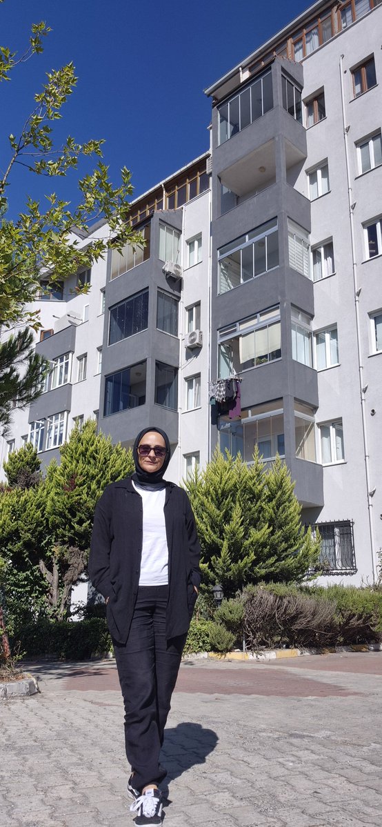 zuhallll1's tweet photo. Kombinim bugüne yakışır bence :) #BeşiktaşınMaçıVar https://t.co/xO9eTyU1bd
