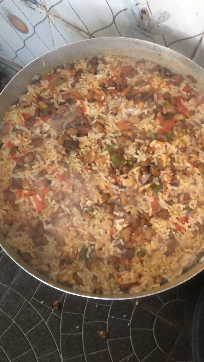 DiamondDoll042's tweet photo. our rice and beans is here 😘🎉❤️😹🥘 https://t.co/Ku1W9ZLwib
