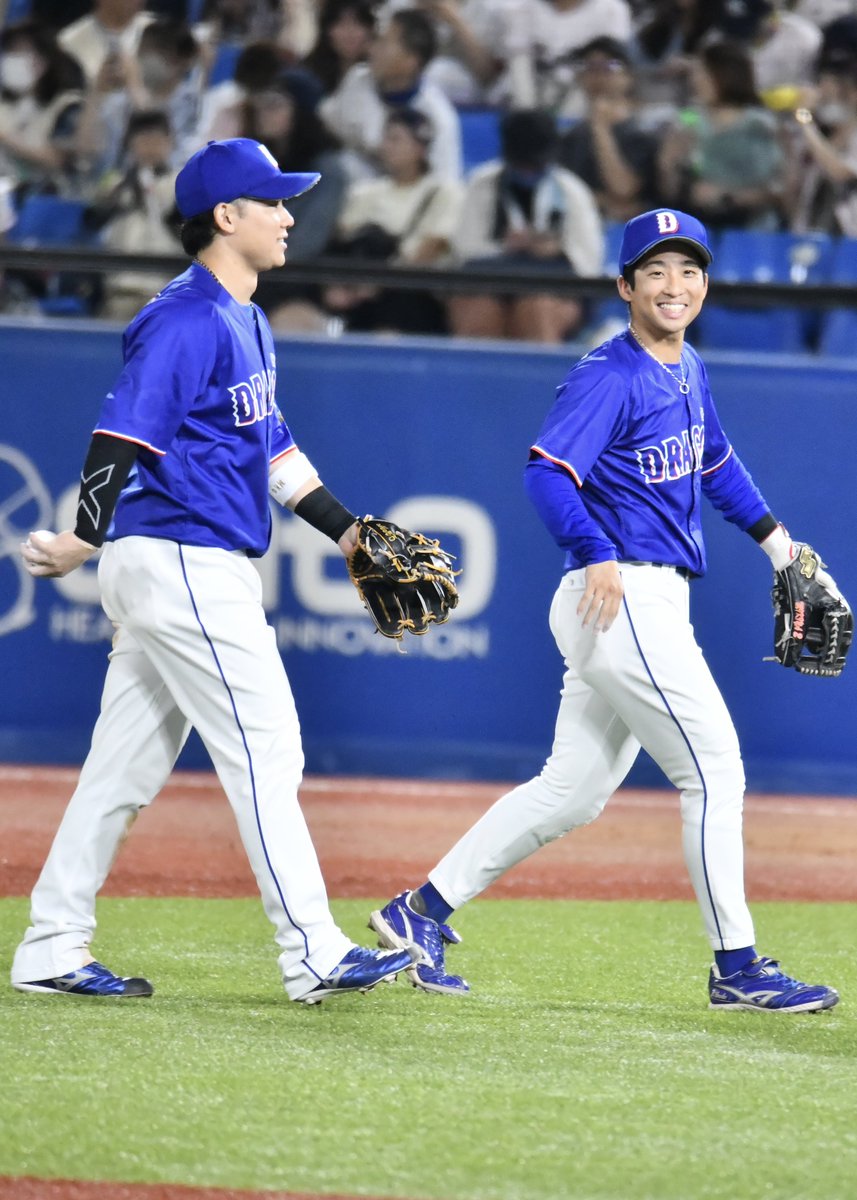 pooh_photo_1011's tweet photo. 村松くんがはよ来いはよ来いみたいに手招きしてからの、ちいかわ二遊間タッチ

2人とも笑顔でかわいかった！

 #村松開人  #田中幹也
 #中日ドラゴンズ  #Dragons https://t.co/ROKYCUTmsW