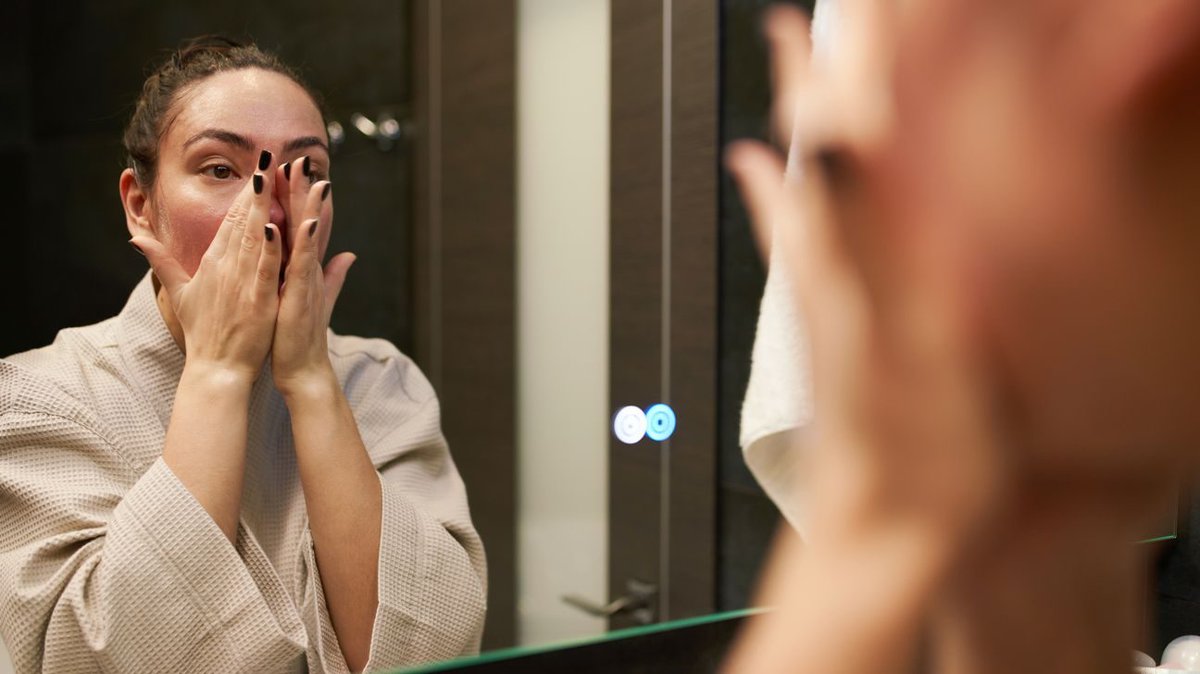 VelvetEditt's tweet photo. Dealing with a painful bump inside your nose? From simple pimples to nasal vestibulitis, most causes are easily treated at home with warm compresses or saline rinses. Just remember to see a doctor if it lasts over a week! #HealthTips #NoseCare #Wellness https://t.co/2OIpdknqnE