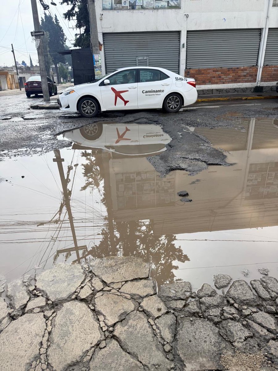 Ny_molmay's tweet photo. Hola @TolucaGob Solicito de su apoyo para reparar un bache que lleva más de un mes sin atención y representa un peligro vial.
📍 Ubicación: Miguel Hidalgo esq con C. anillo Perimetral. Col San Lorenzo Tepaltitlan, Toluca, México 
Frente Oneida 
REPORTE 11813 https://t.co/7WnF40gasL