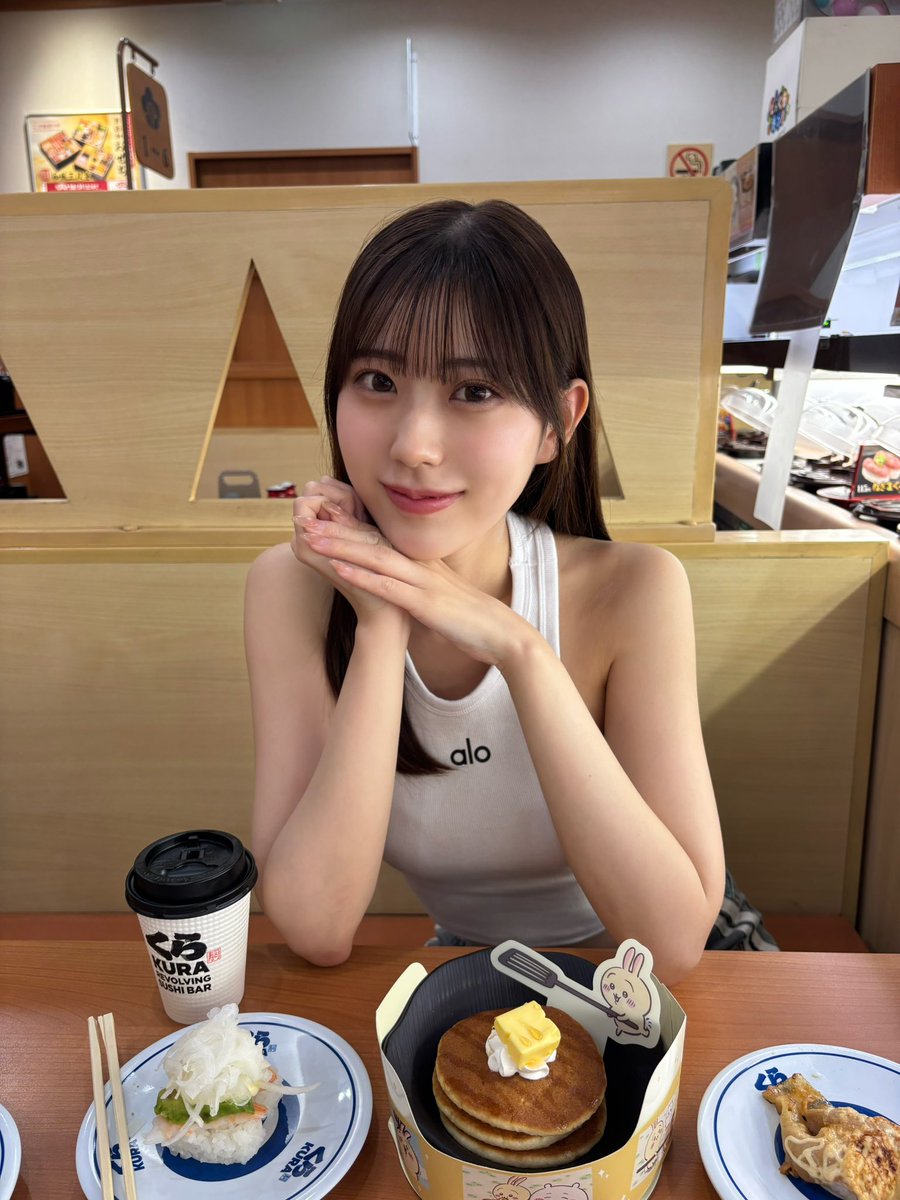 くら寿司のちいかわコラボ湯呑みと寿司皿がテーブルに並んでいる
