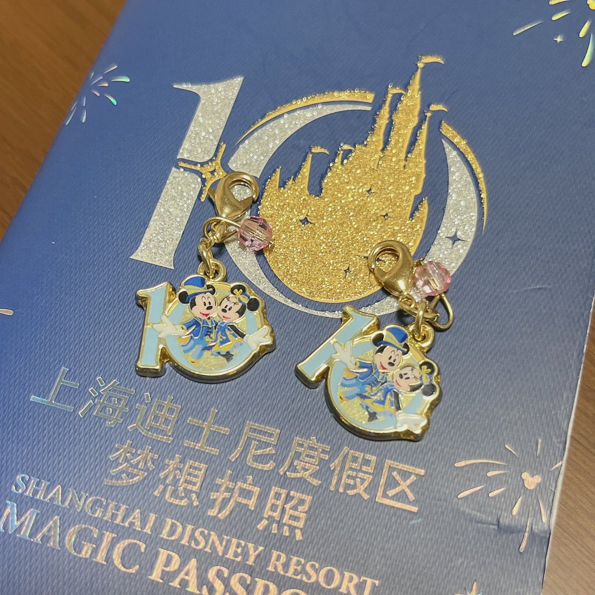 d_cit_ron's tweet photo. 特に気に入ってるのはこのふたつ
上海ランホ限定×10周年限定なので記念に買ったフォトフレーム💫色はアンバの宿泊特典で買えるフォトフレームに似てるかな？濃紺のマーブル模様がめちゃくちゃ綺麗で重厚感があって最高！！！　チャームはお揃いでキーホルダーにつけるために買いましたかわいいすぎ https://t.co/jvC825UFLk