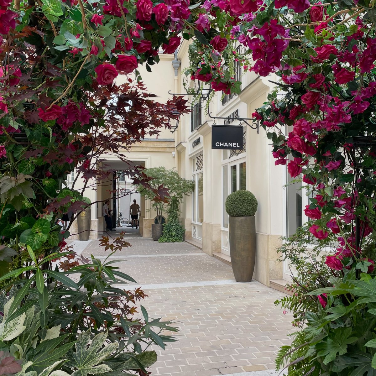 Parisianaes1's tweet photo. Neighborhood shops https://t.co/HVY4jn2EHb