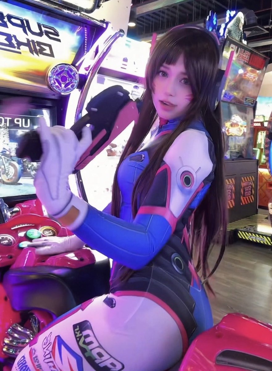 SheriCoss's tweet photo. DVA with wig vs without (ᵔᴥᵔ) #Dva #overwatch #dvacosplay #cosplayㅤ https://t.co/vEdoBqql7Y