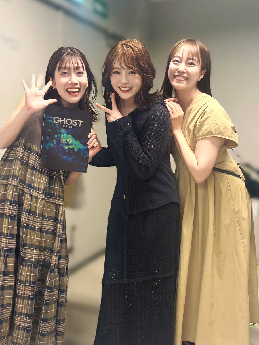 takeuchiyume's tweet photo. あつこさんと杏月さん！！！！
豪華メンバーが来てくださいました👻
まさか名古屋で集結できるとは…😳
会えて本当に嬉しかったです！

2枚目、浦井さんも一緒に4人で写真撮りました🙌🏻
#小野あつこ さん
#秋元杏月 さん
#浦井健治 さん
#おかあさんといっしょ　
#ゴースト https://t.co/D7qcpTix3L