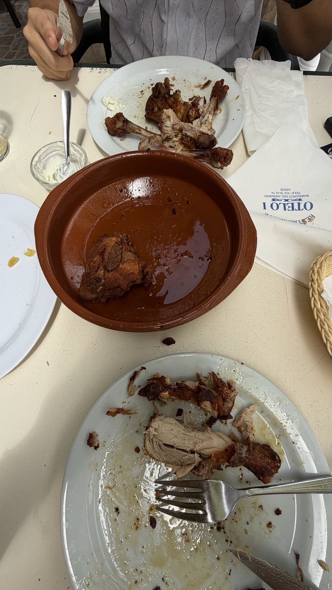 _luuciernagaa's tweet photo. sabes que la comida está muy buena cuando nadie habla en la mesa https://t.co/EMJFt50bcs