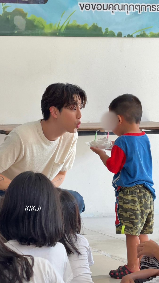 WORLDMUSICAWARD's tweet photo. #GOT7’s #MarkTuan celebrates his 33rd birthday at the 'House of Blessing Foundation' in Bangkok, spending some quality time with the kids and sharing food...👏 😇👦🏻👶🏻👧🏻| 🛺🪷🐘🏯🇹🇭👑💚

#MarkTuanBirthDayCharity #33YearsOfSunsetsWithMarkTuan 

https://t.co/JyPADCCpmC https://t.co/bWBMjMis69