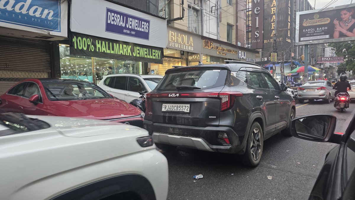 ORTHODOC1234's tweet photo. @DCPCentralDelhi @gupta_rekha @BansuriSwaraj @TOIDelhi @dtptraffic There is hardly any space to walk or drive ..The whole road space is taken up by illegal parking in the market area ..kindly look into it https://t.co/gK93dvgxkZ