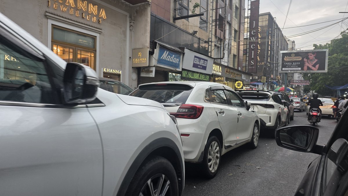 ORTHODOC1234's tweet photo. @DCPCentralDelhi @gupta_rekha @BansuriSwaraj @TOIDelhi @dtptraffic There is hardly any space to walk or drive ..The whole road space is taken up by illegal parking in the market area ..kindly look into it https://t.co/gK93dvgxkZ